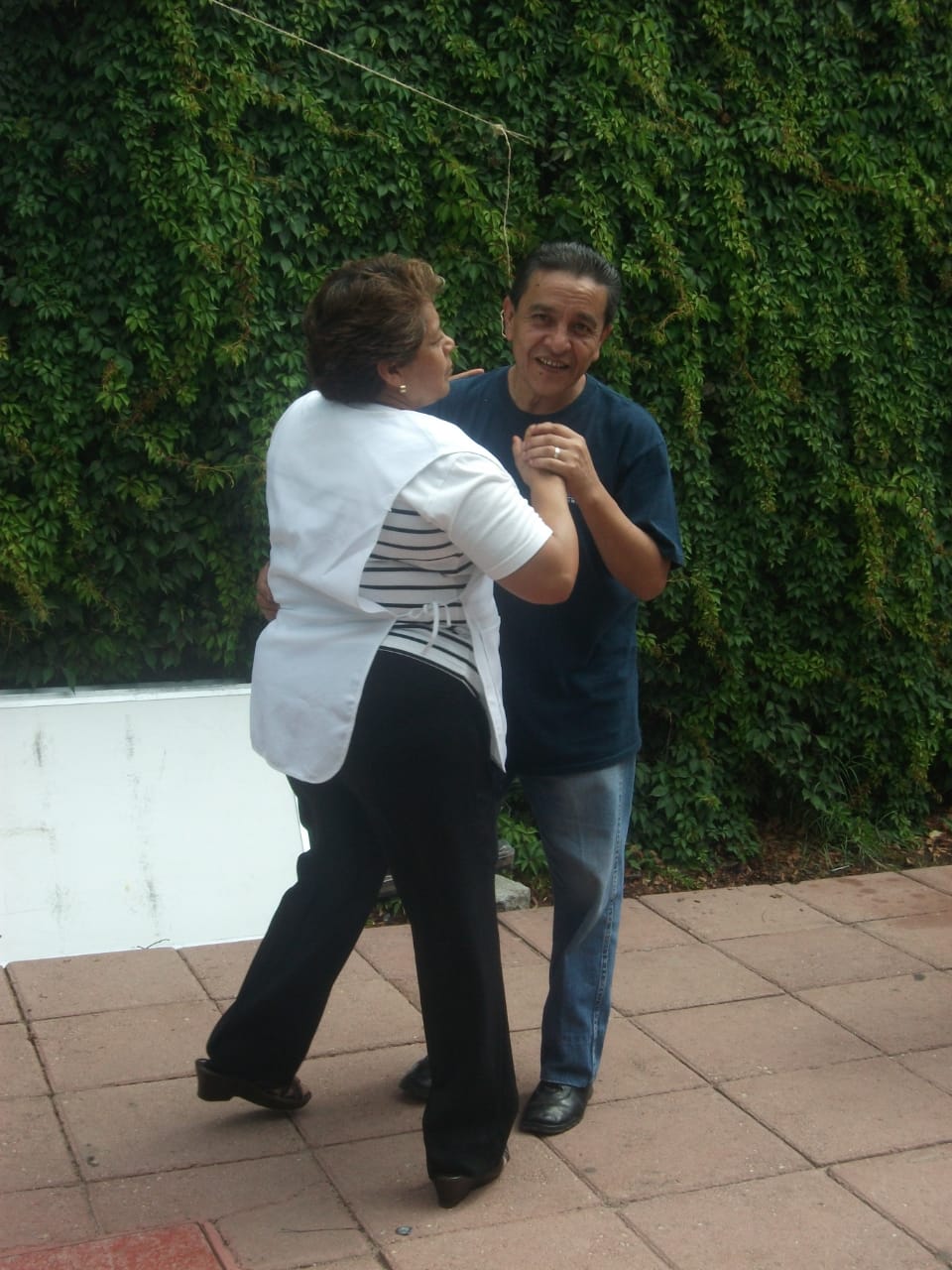 Elena y Ricardo bailando