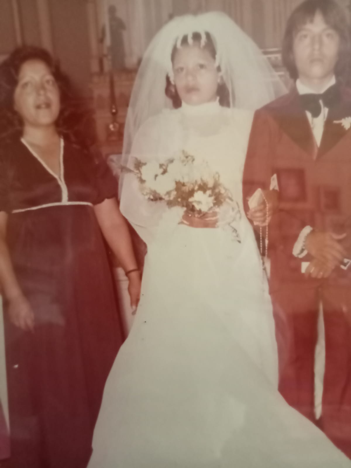 Elena el día de su boda acompañada por su familia