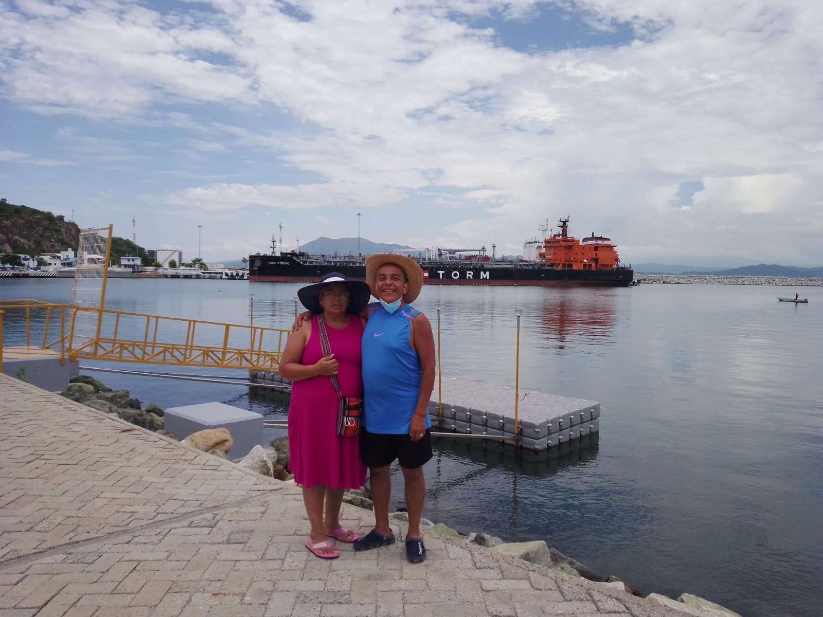 Elena y Ricardo juntos frente al mar