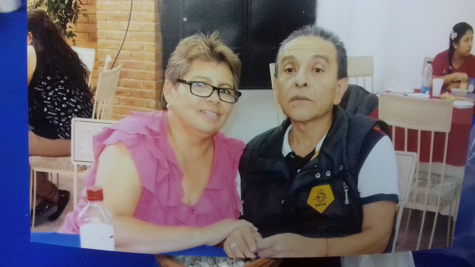Elena y Ricardo compartiendo una comida